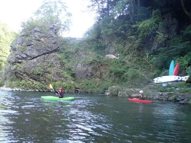多摩川でカヤックを操る coyo